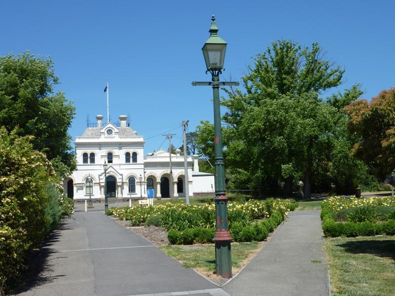 Clunes - Shops and commercial centre, Fraser Street between Service Street and Templeton Street: View south through Collins Place towards Bailey St and Town Hall