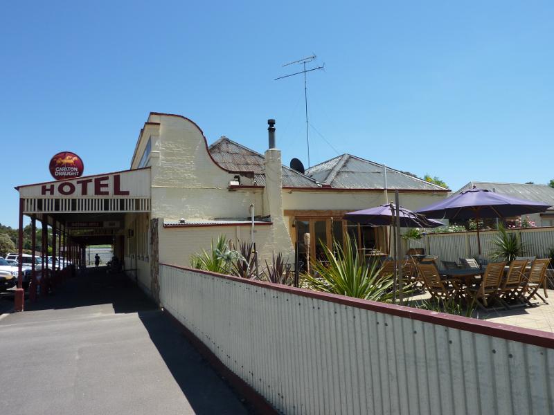 Clunes - Shops and commercial centre, Fraser Street between Service Street and Templeton Street: View west along Fraser St towards National Hotel