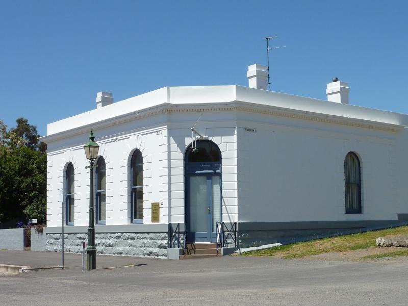 Clunes - Shops and commercial centre, Fraser Street between Service Street and Templeton Street: Corner of Fraser St and Templeton St