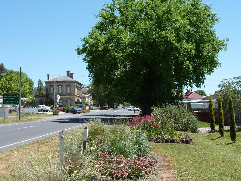 Clunes - Bailey Street: View west along Bailey St towards service St