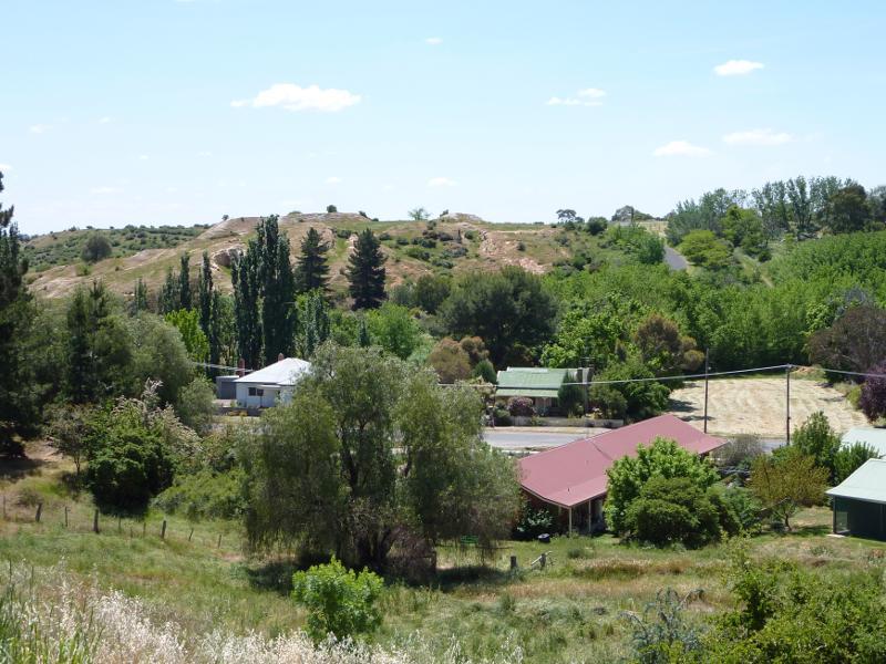 Clunes - Bailey Street: Northerly view from skate park towards Fraser St below