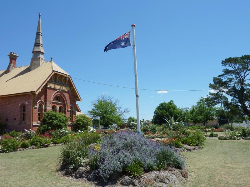Clunes - Bailey Street: Gardens in front of visitor information centre