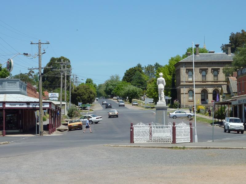 Clunes - Service Street: View south along Service St at Fraser St