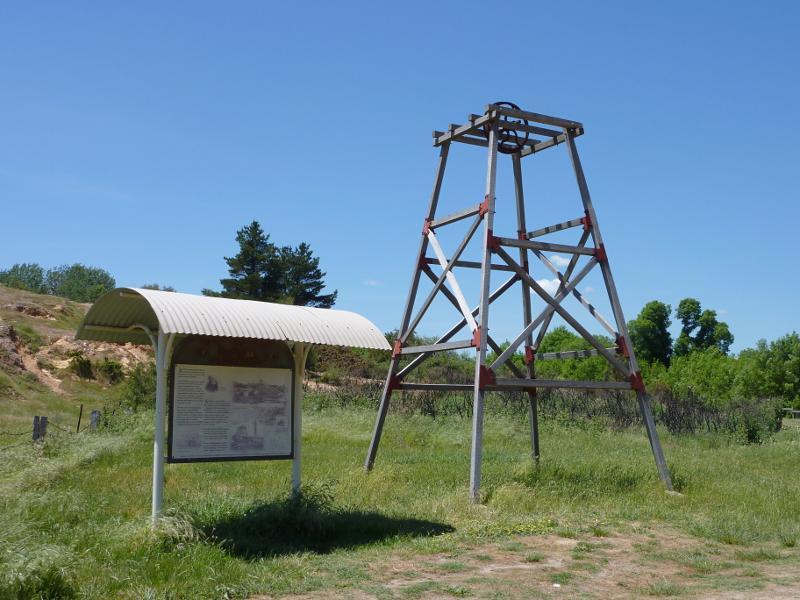 Clunes - Esmond Park, Scenic Drive: Poppet head and information shelter at old Port Phillip Mine