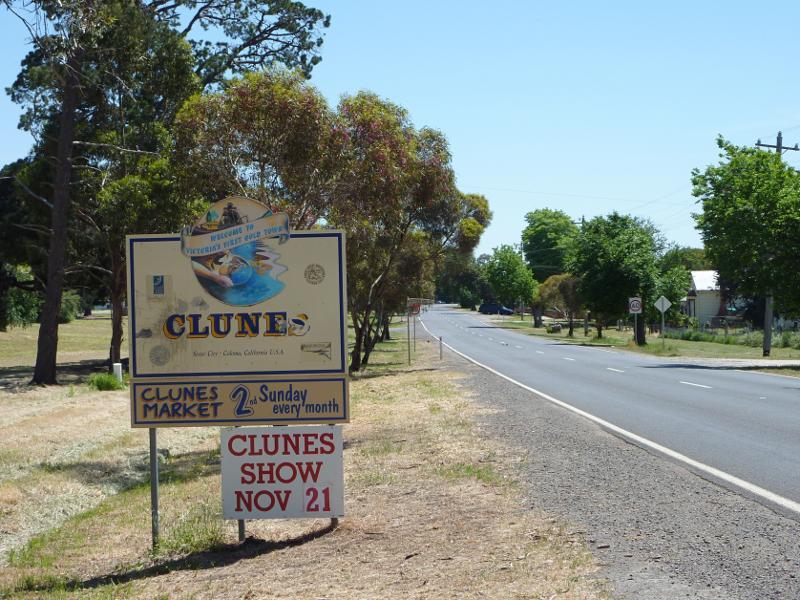 Clunes - Ballarat-Maryborough Road, south of Clunes: Clunes town sign, view north along Ballarat-Maryborough Rd near Sutherland St