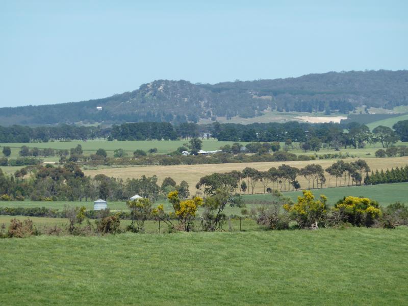 Clunes - Ballarat-Maryborough Road, south of Clunes: South-westerly view, Ballarat-Maryborough Rd north of Two Mile Hill