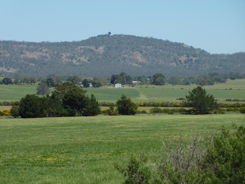 Clunes - Ballarat-Maryborough Road, south of Clunes: North-westerly view, Ballarat-Maryborough Rd at Two Mile Hill