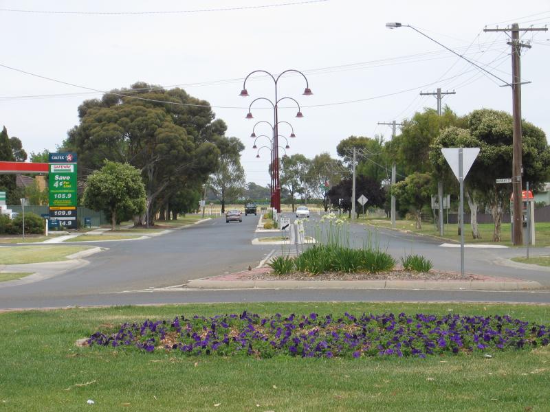 Cobram - Commercial centre and shops: View south-west along Punt Rd at Main St