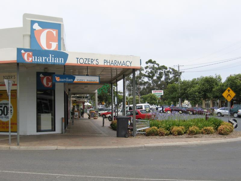 Cobram - Commercial centre and shops: View south-west along Punt Rd at Sydney St