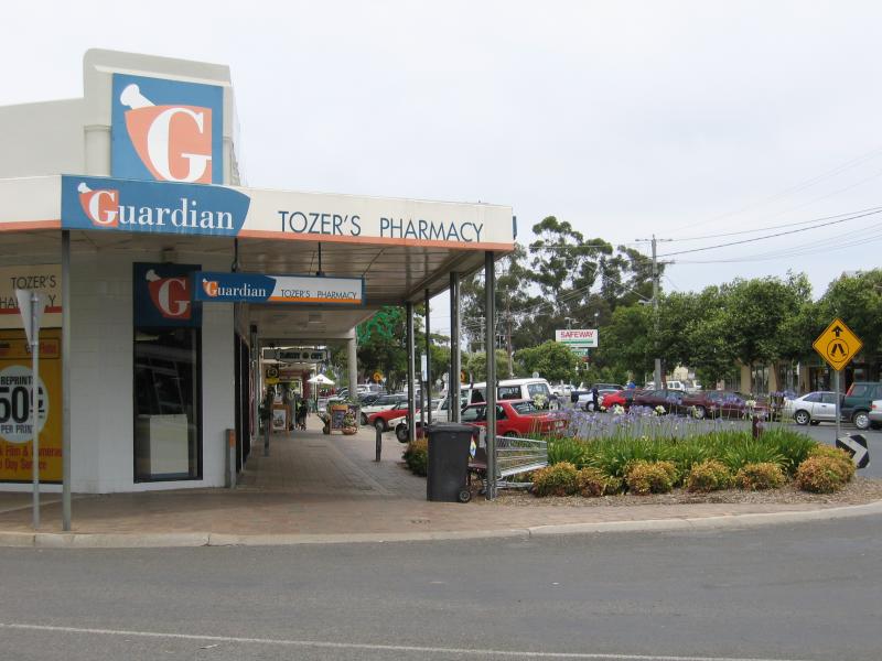Cobram - Commercial centre and shops - View south-west along Punt Rd at Sydney St