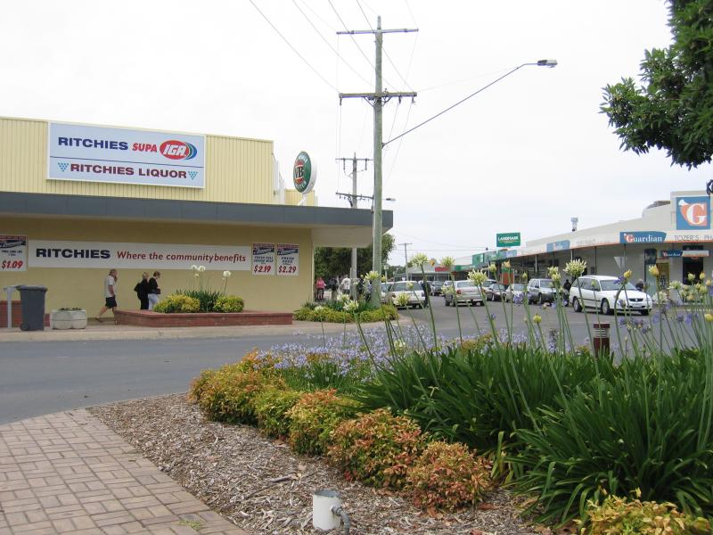 Cobram - Commercial centre and shops: View south along Sydney St at Punt Rd