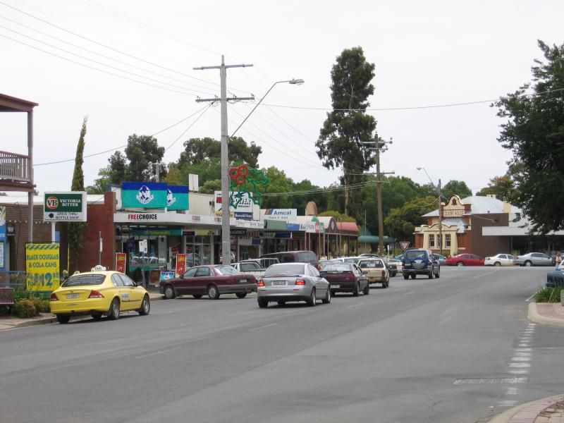 Cobram - Commercial centre and shops: View north-east along Punt Rd at Bank St