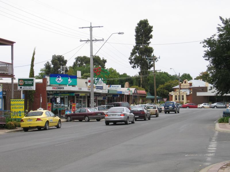 Cobram - Commercial centre and shops - View north-east along Punt Rd at Bank St