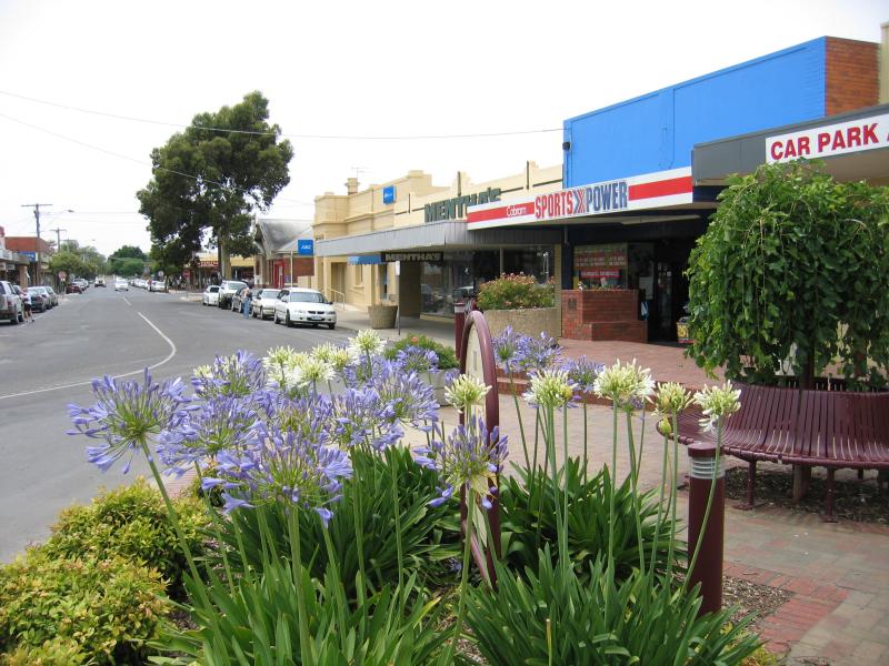 Cobram - Commercial centre and shops: View east along Bank St at Punt Rd