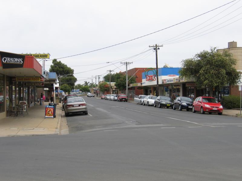Cobram - Commercial centre and shops - View west along Bank St at William St