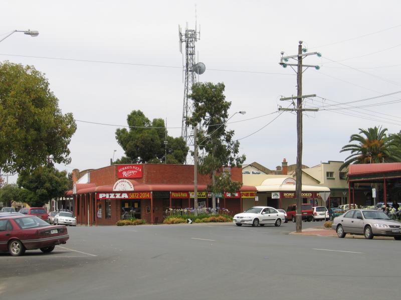 Cobram - Commercial centre and shops - View south along High St towards Punt Rd
