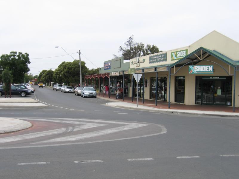 Cobram - Commercial centre and shops: View east along Main St at Sydney St
