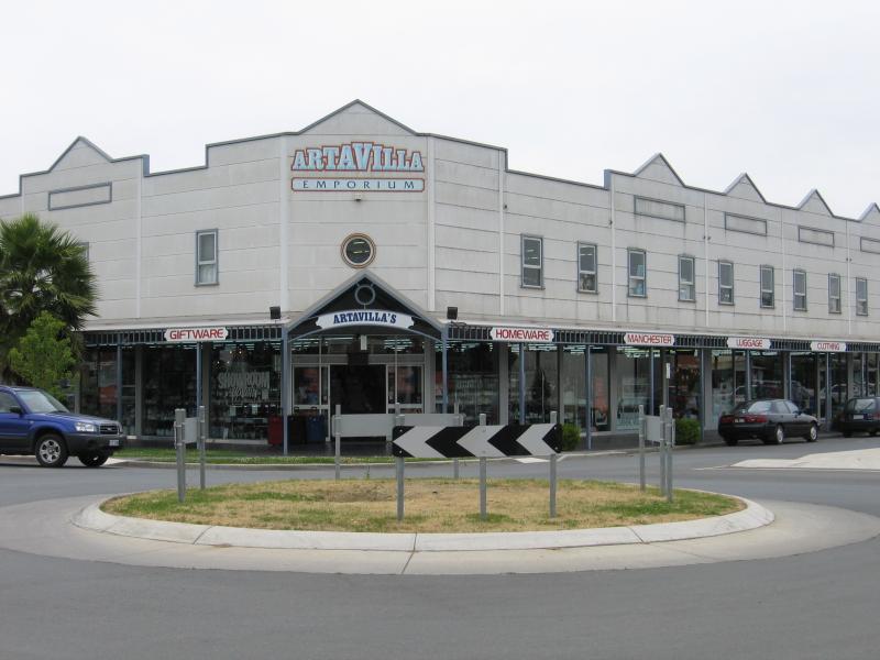 Cobram - Commercial centre and shops: View east along Main St at Station St