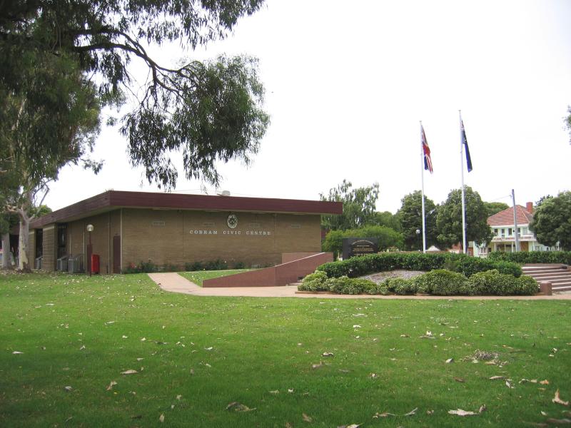 Cobram - Mivo Park (High Street) and surroundings: Cobram Civic Centre, viewed from William St