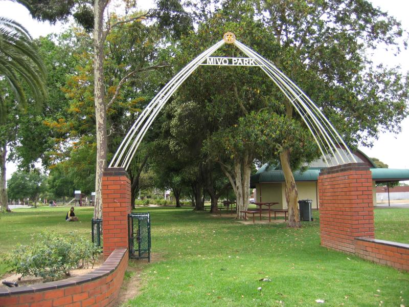 Cobram - Mivo Park (High Street) and surroundings: Mivo Park entrance, High St
