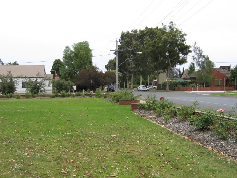 Cobram - Mivo Park (High Street) and surroundings: Mivo Park, view north along William St towards Hay St