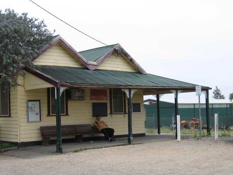 Cobram - Old railway station and adjacent gardens, Punt Road: Old railway station