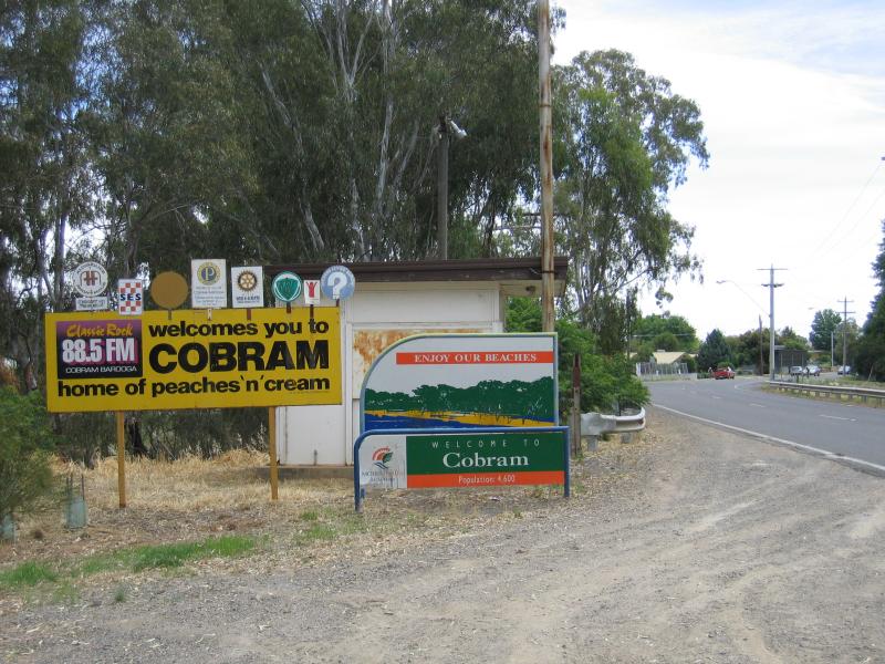 Cobram - Thompsons Beach at Kennedy Park: Welcome to Cobram sign, view west along Mookarii St between Daintons Bridge and River Rd
