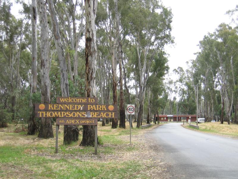 Cobram - Thompsons Beach at Kennedy Park: Access road to Thompsons Beach off Mookarii St