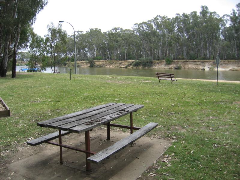 Cobram - Thompsons Beach at Kennedy Park: Grassy areas on the banks of the Murray River