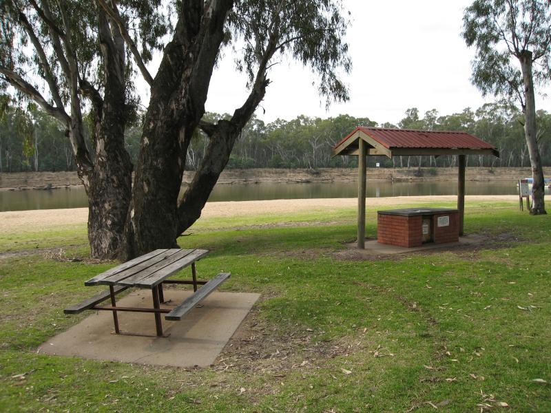 Cobram - Thompsons Beach at Kennedy Park: BBQ shelter and picnic areas