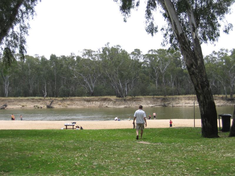 Cobram - Thompsons Beach at Kennedy Park: BBQ and picnic areas