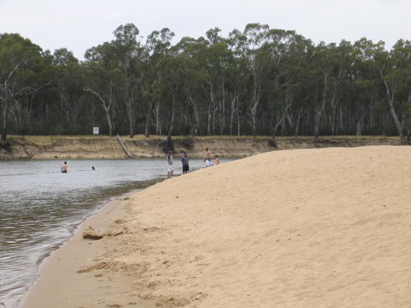 Cobram - Thompsons Beach at Kennedy Park: Sandy banks of Murray River