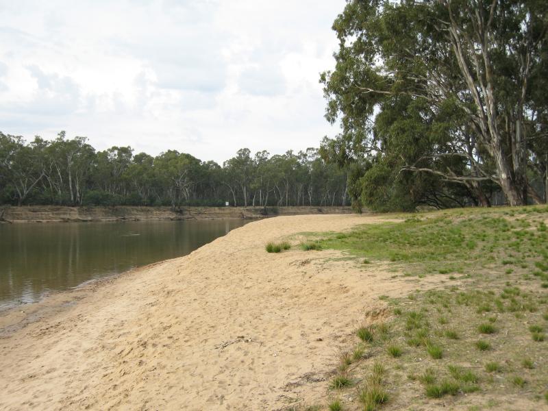 Cobram - Thompsons Beach at Kennedy Park: View east along beach