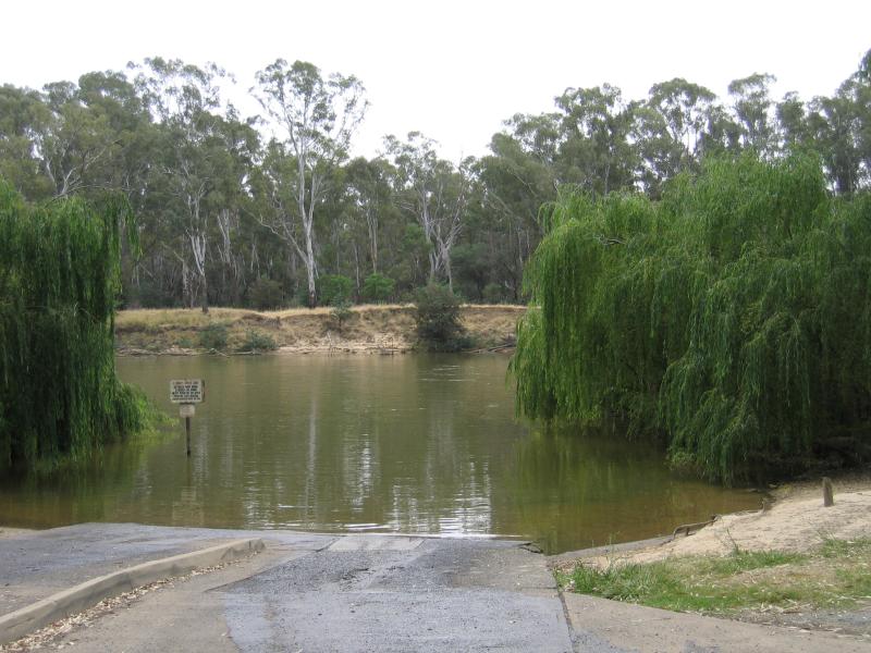 Cobram - Thompsons Beach at Kennedy Park: Boat ramp