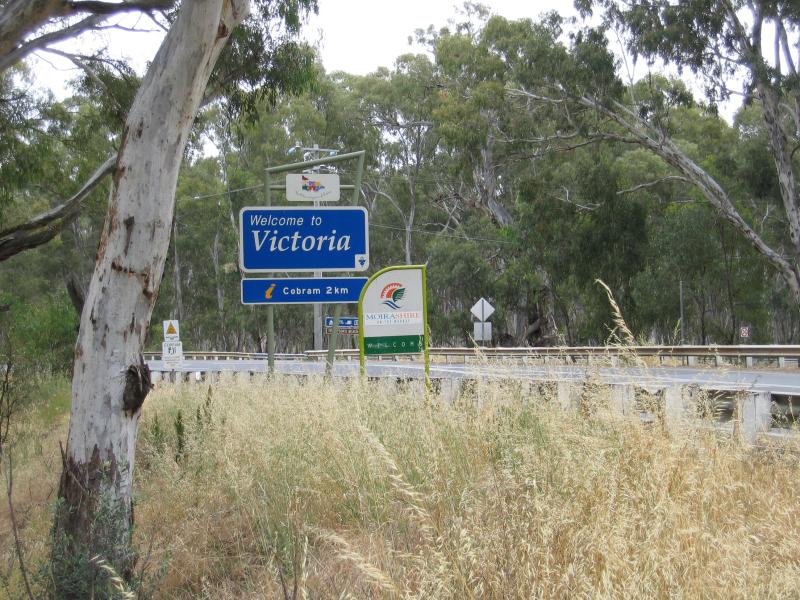 Cobram - Bridge across Murray River and surroundings: Welcome to Victoria state border sign, view west along Mookarii St at bridge across Murray River