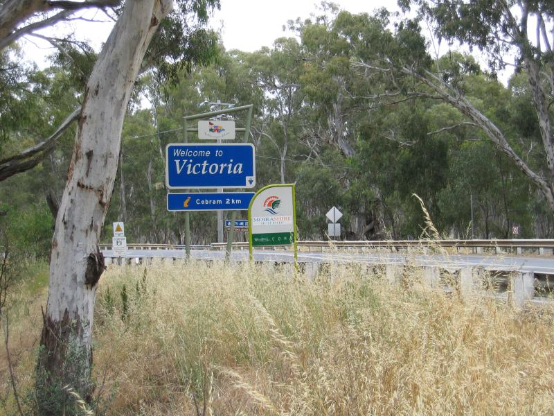 Cobram - Bridge across Murray River and surroundings - Welcome to Victoria state border sign, view west along Mookarii St at bridge across Murray River