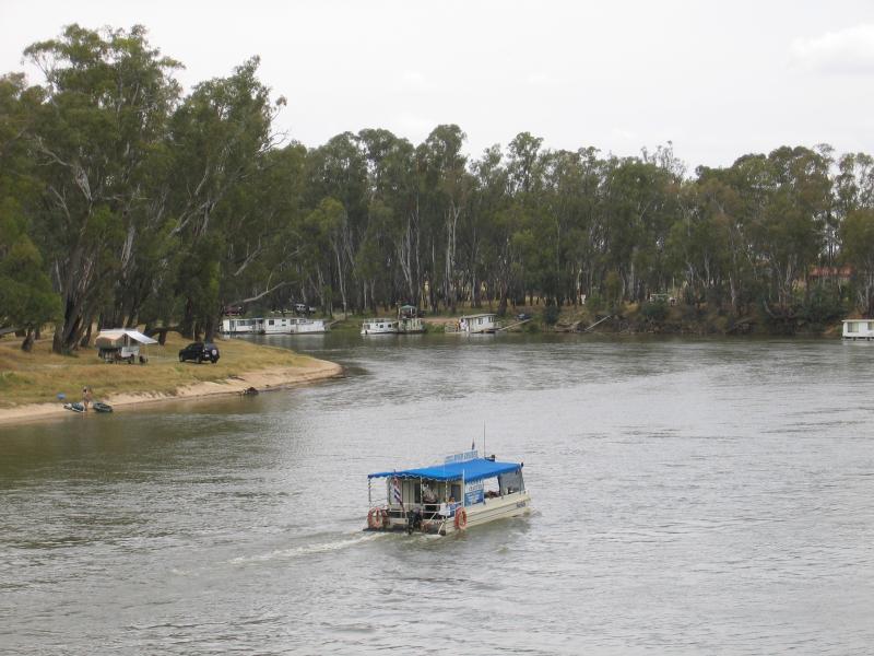 Cobram - Bridge across Murray River and surroundings - View south along Murray River from bridge