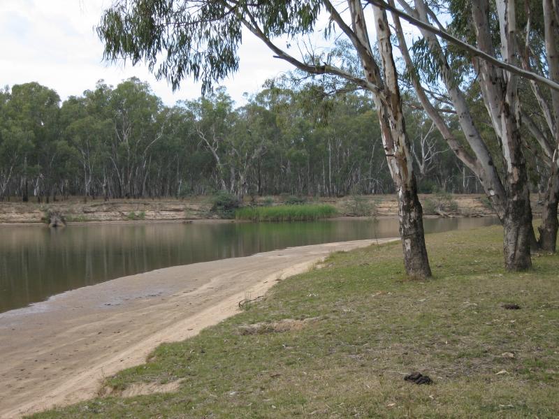 Cobram - Scotts Beach, off River Road - View along river and beach
