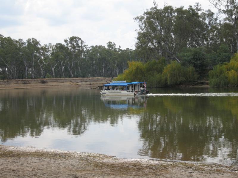Cobram - Scotts Beach, off River Road: Boat on river