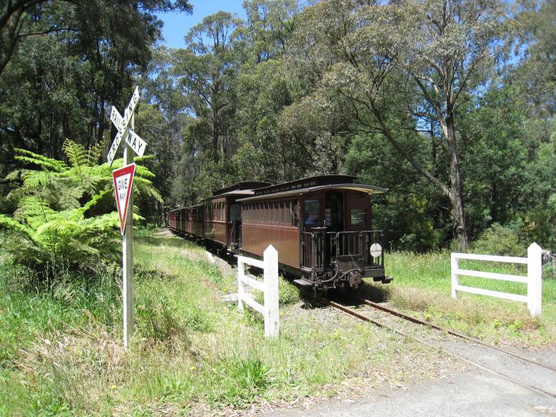 Cockatoo - Puffing Billy stream train through Cockatoo: View east along railway line at Doonaha Rd