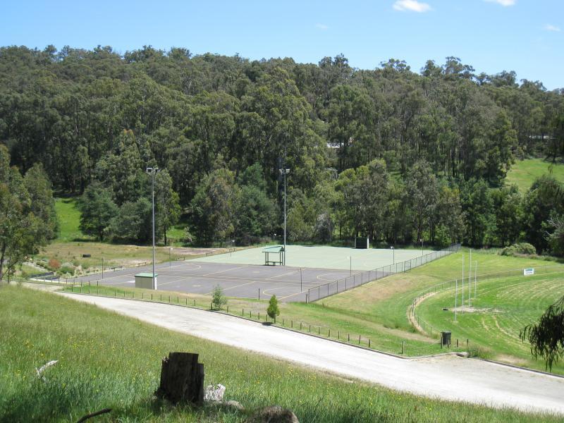 Cockatoo - Mountain Road Recreation Reserve: Netball court viewed from Mountain Rd