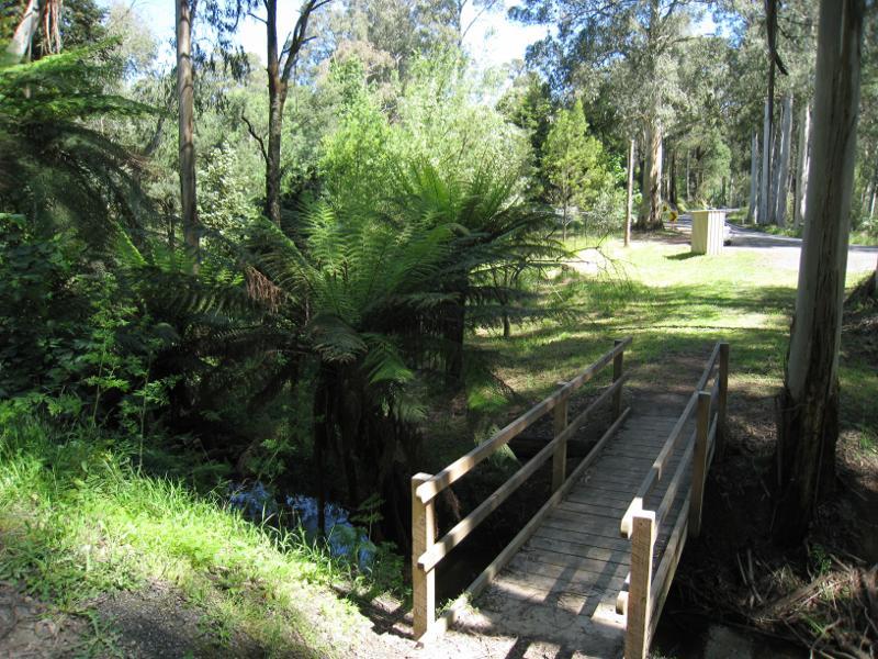 Cockatoo - Pakenham Road, south of town centre: Footbridge over Cockatoo Creek at Brisbanes Rd