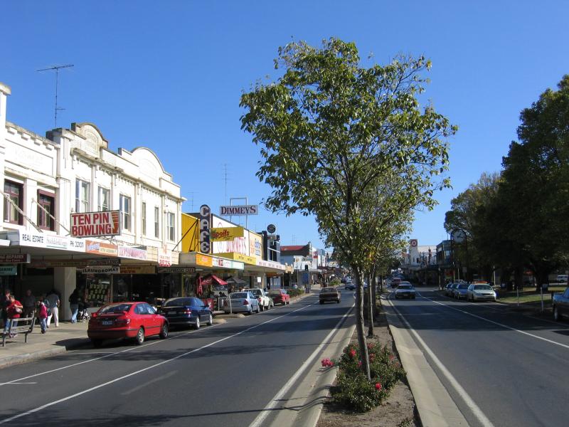 Colac - Shops and commercial centre: View west along Murray St between Hesse St and Gellibrand St