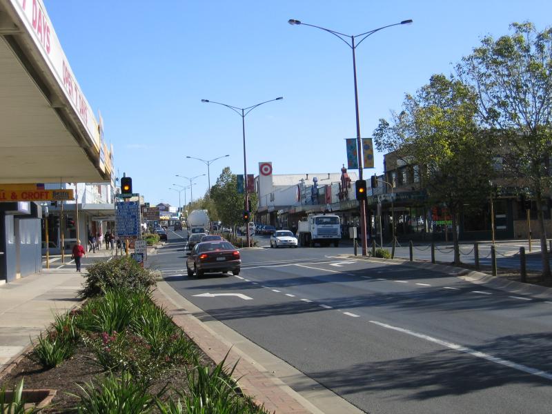 Colac - Shops and commercial centre: View west along Murray St towards Gellibrand St