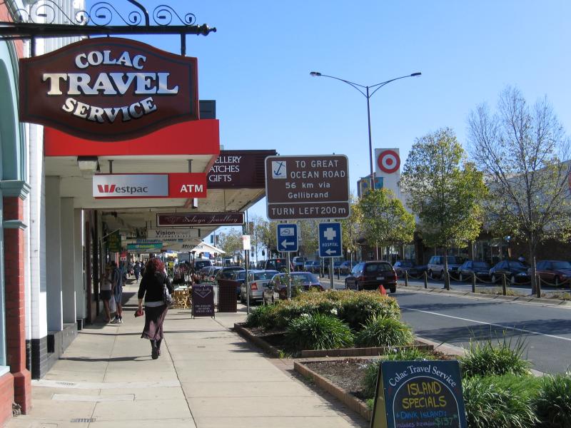 Colac - Shops and commercial centre: Footpath, view west along Murray St between Gellibrand St and Corangamite St