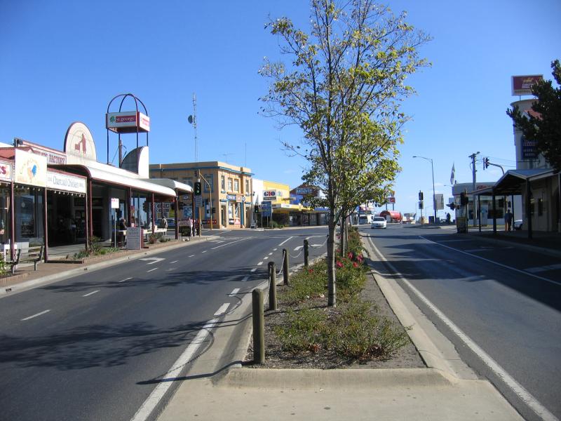 Colac - Shops and commercial centre: View west along Murray St towards Corangamite St