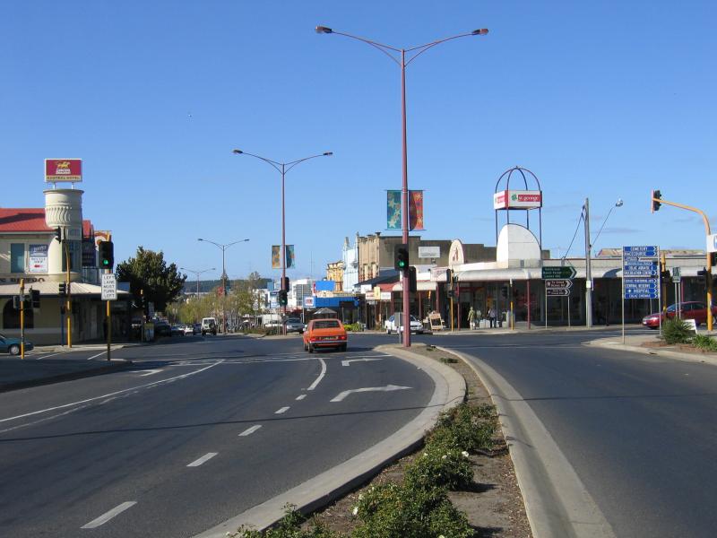 Colac - Shops and commercial centre: View east along Murray St towards Corangamite St