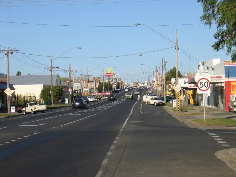 Colac - Shops and commercial centre: View east along Murray St at Armstrong St
