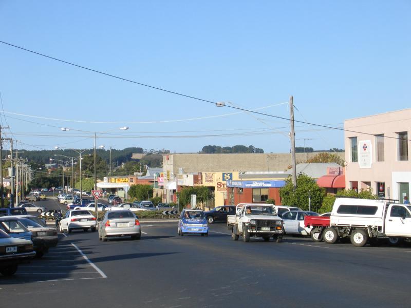 Colac - Shops and commercial centre: View east along Bromfield St towards Gellibrand St