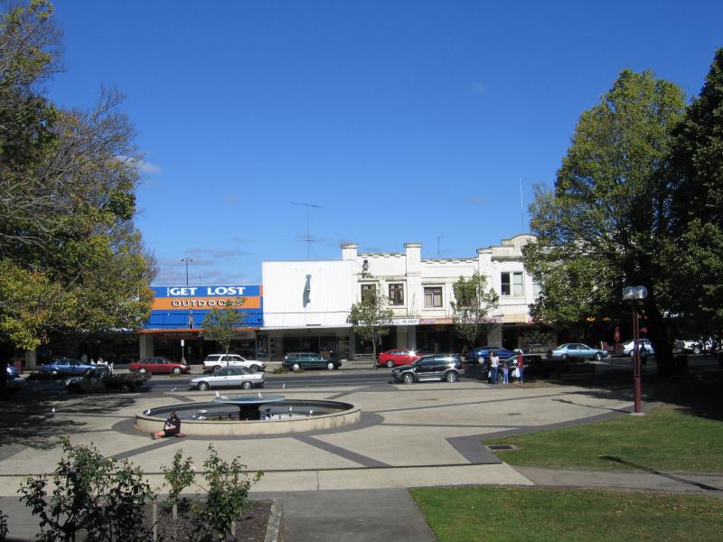 Colac - Memorial Square, Murray Street: View from Shires Tribute south towards fountain and shops along Murray St